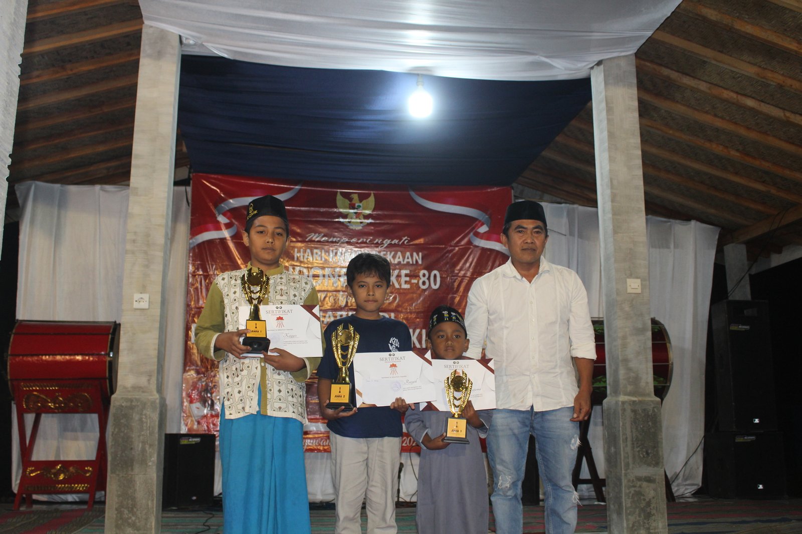 Pembagian Hadiah lomba 17 Agustus pada Malam Resepsi dan Perayaan Anniversary Ke-2 Pemuda Kopencungking Bersatu