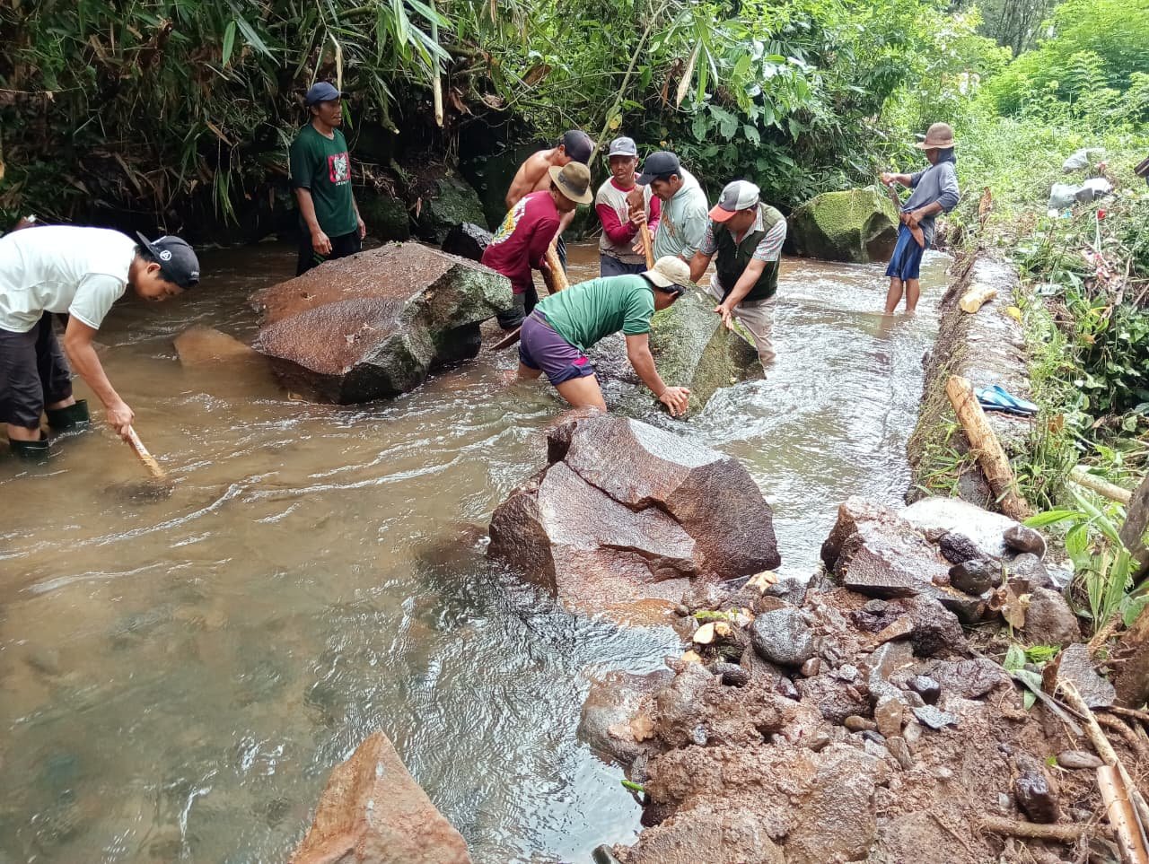 Kerjabakti Saluran air yang jebol. Lokasi barat sasak jukung kalibendo. Bersama Para Petani Kopencungking